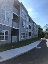 West Woods Place Apartments in Hamden, CT - Foto de edificio - Building Photo