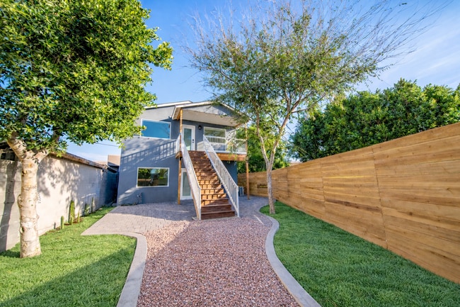 property at 1514 E Clarendon Ave