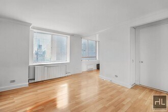 E 47TH ST, Unit 26D in New York, NY - Foto de edificio - Building Photo