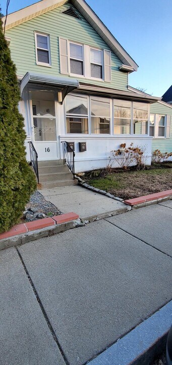 16 Middle St, Unit 2 in Newton, MA - Foto de edificio