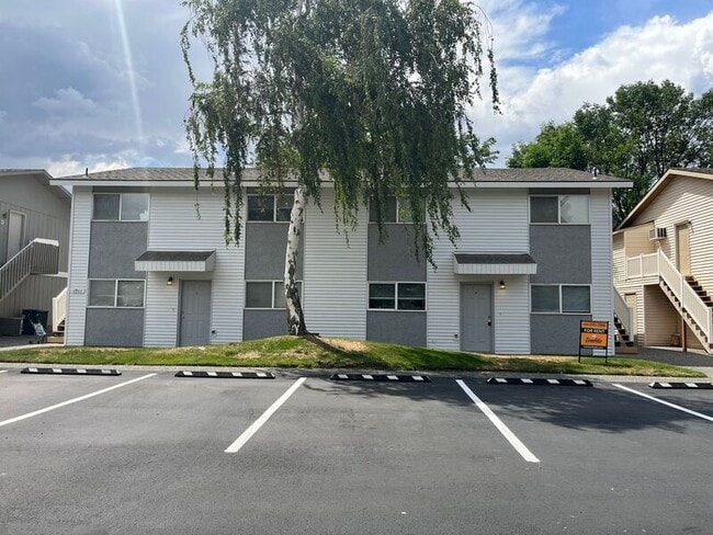 property at 1911 Hoxie Ave