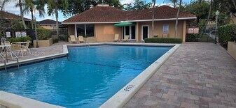 10416 NW 8th St in Pembroke Pines, FL - Building Photo