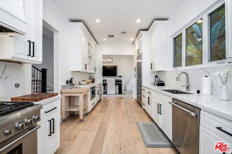 8417 Harold Way in Los Angeles, CA - Building Photo - Building Photo