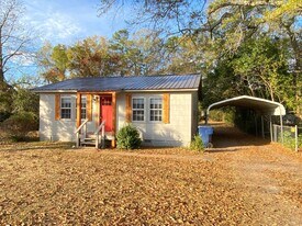 202 Francis St W in Jacksonville, AL - Building Photo