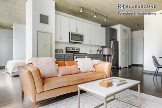 215 W Lake St in Chicago, IL - Building Photo - Building Photo
