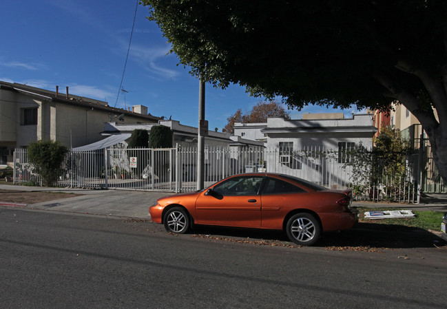 1633 Mariposa Ave in Los Angeles, CA - Building Photo - Building Photo