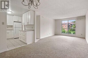 131 Edgehill Dr in Barrie, ON - Building Photo