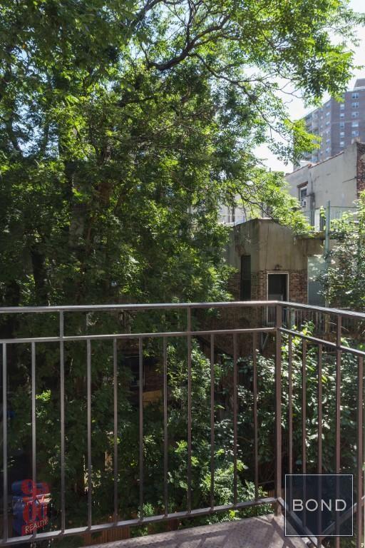 property at 118 E 7th St
