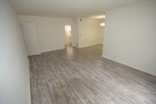 14706 Dickens St Apartamentos