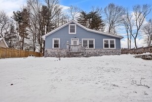 917 Parkway Pl in Yorktown Heights, NY - Building Photo