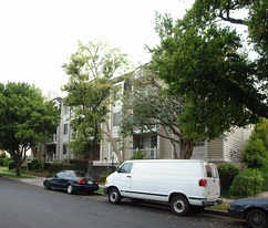 1646 Greenfield Ave in Los Angeles, CA - Foto de edificio - Building Photo