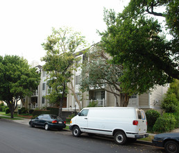 1646 Greenfield Ave in Los Angeles, CA - Building Photo - Building Photo