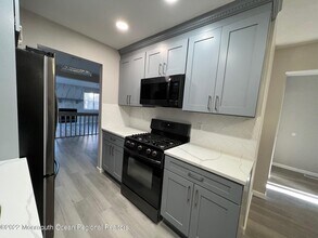 232 Longwood Dr in Englishtown, NJ - Foto de edificio - Building Photo