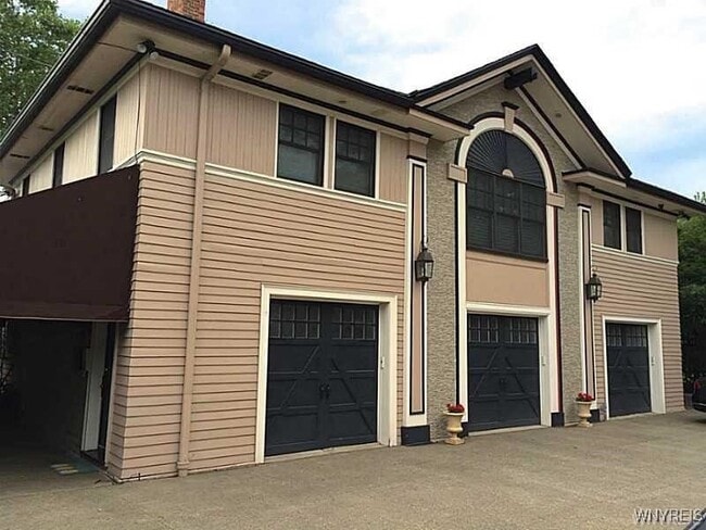 property at 100 Lincoln Pkwy