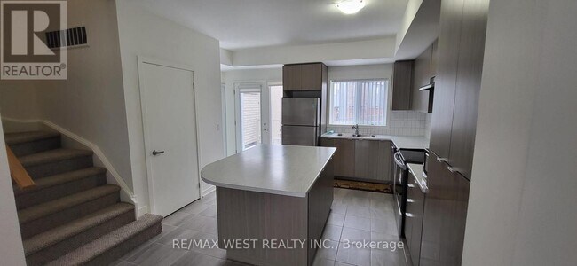 1525 Kingston Rd in Pickering, ON - Building Photo - Building Photo