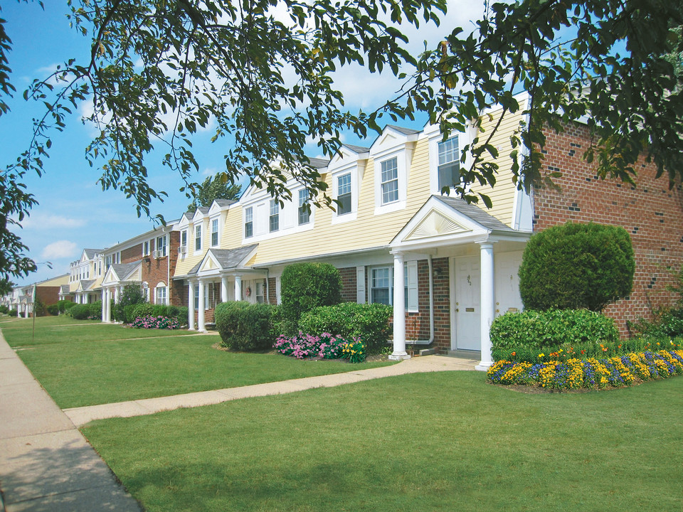 Chateau Apartments in Burlington, NJ - Foto de edificio