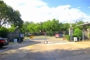 8201 Richmond Ave, Unit 18 in Houston, TX - Building Photo