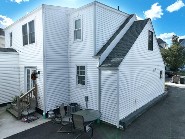 33 Elm Tree Pl in Stamford, CT - Building Photo - Building Photo