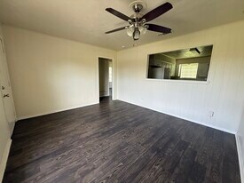 3525 Country Club Rd in Denton, TX - Building Photo