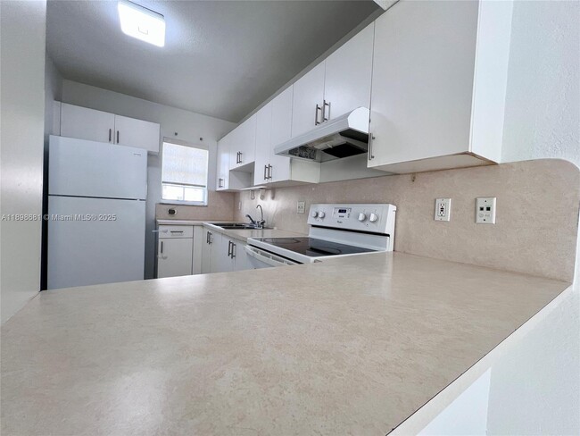 519 W 68th St in Hialeah, FL - Building Photo - Building Photo
