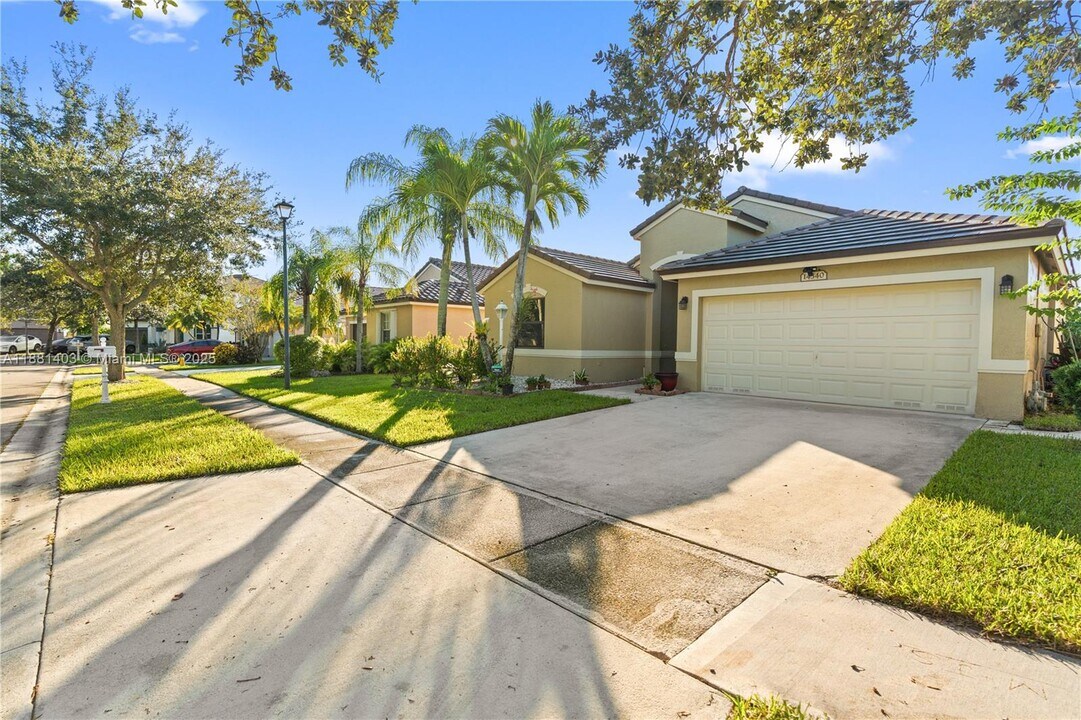 14340 NW 11th St in Pembroke Pines, FL - Foto de edificio