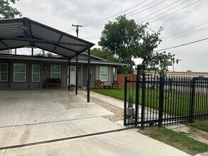 735 Sprucewood Ln in San Antonio, TX - Building Photo - Building Photo