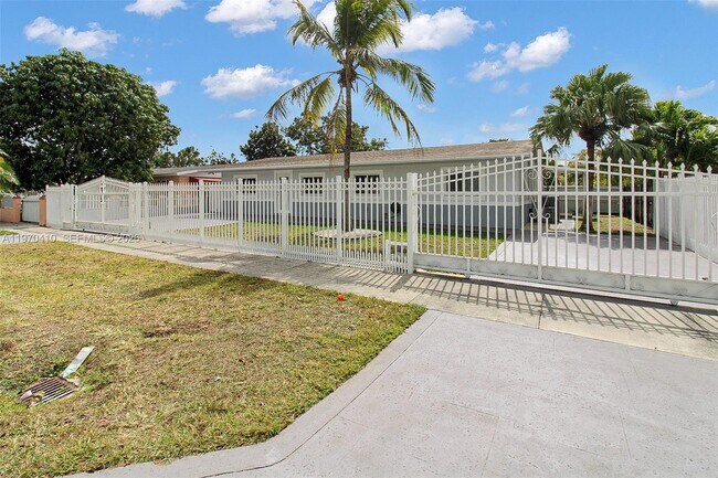 11740 SW 182nd Terrace in Miami, FL - Building Photo - Building Photo