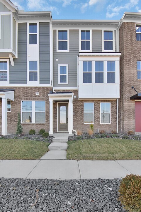 7416 Durham Pl in West Chester, OH - Building Photo