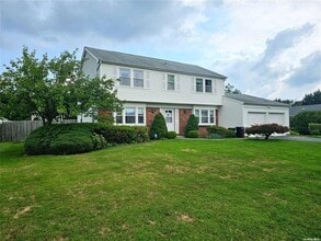 9 Maureen Ln in Stony Brook, NY - Building Photo - Building Photo