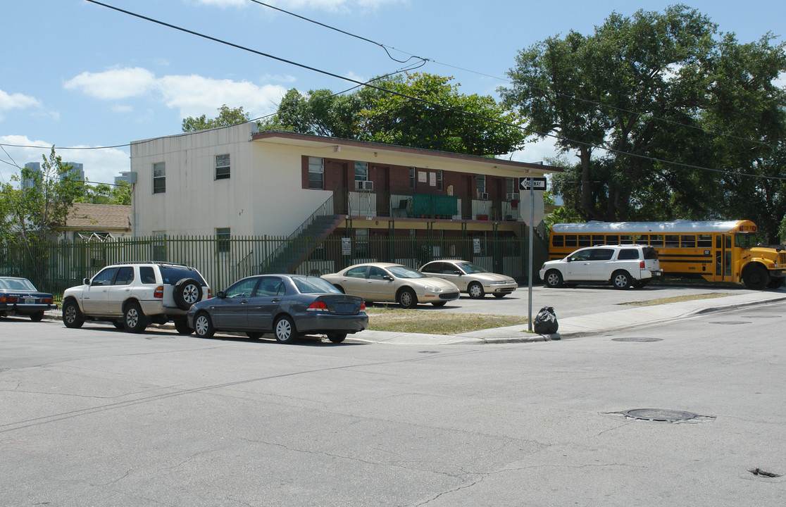 472 NW 10th St in Miami, FL - Building Photo