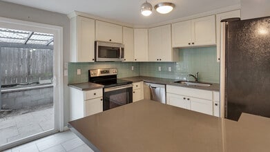 9005 N Peninsular Ave in Portland, OR - Building Photo - Building Photo