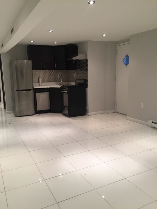 320 Manhattan Ave in New York, NY - Building Photo