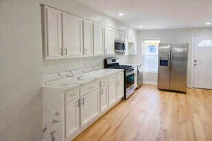 31 N Curley St in Baltimore, MD - Building Photo