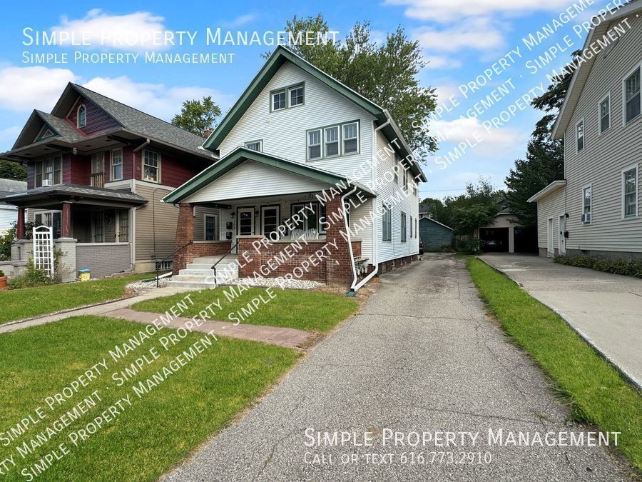 737 Fulton St E in Grand Rapids, MI - Building Photo