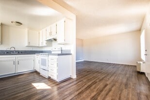 800 E Bobier Dr in Vista, CA - Building Photo