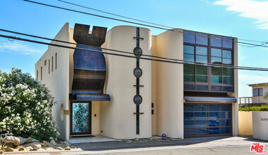 24230 Malibu Rd in Malibu, CA - Building Photo - Building Photo