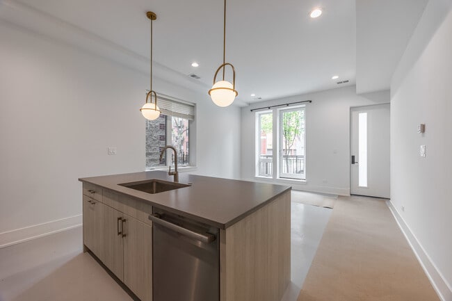 1814 W Thomas St in Chicago, IL - Building Photo - Building Photo