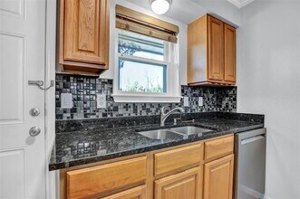 7705 Meadow Park Dr in Dallas, TX - Building Photo - Building Photo