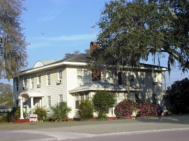 Twelve Oaks in Gulfport, FL - Building Photo