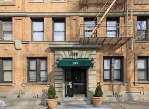 243 13th St in Brooklyn, NY - Foto de edificio - Building Photo