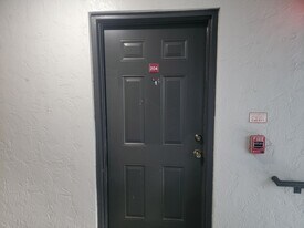 1068 N Benoist Farms Rd, Unit 204 in West Palm Beach, FL - Building Photo