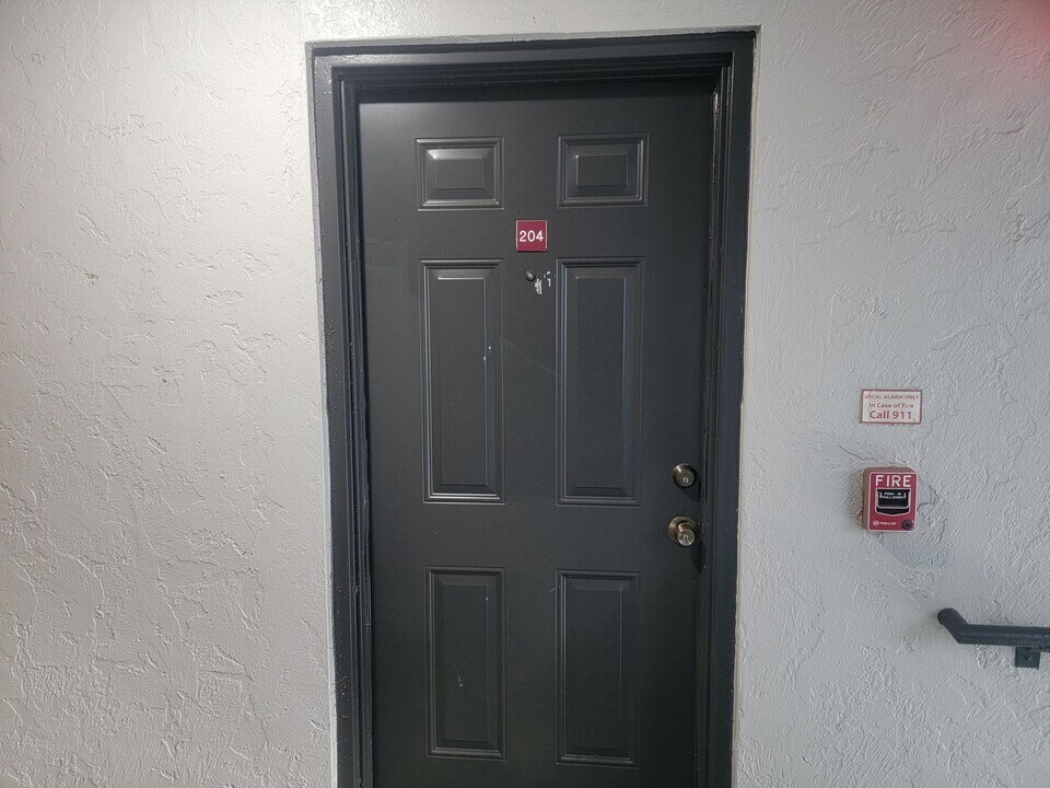 1068 N Benoist Farms Rd, Unit 204 in West Palm Beach, FL - Foto de edificio