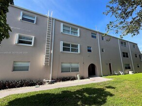1100 SE 4th Ave in Deerfield Beach, FL - Building Photo - Building Photo
