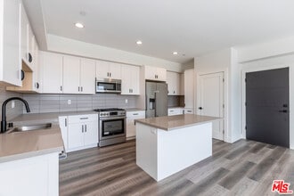 857 Hayworth Ave in Los Angeles, CA - Building Photo - Building Photo