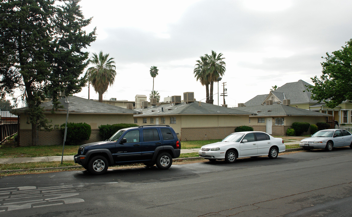 150-178 N Calaveras St in Fresno, CA - Building Photo