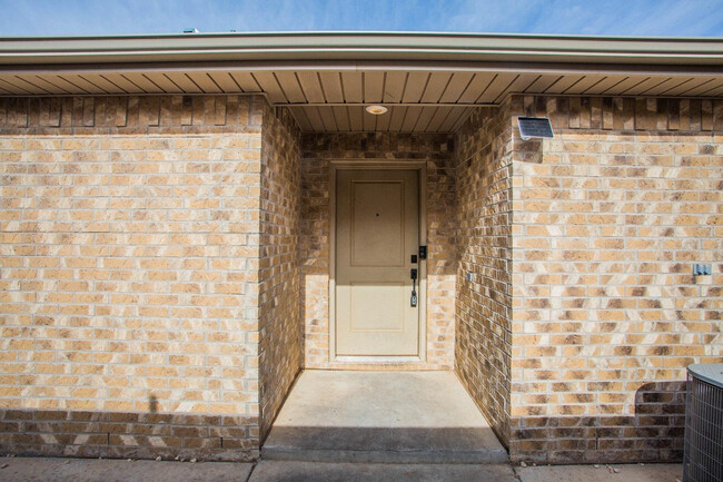 2110 N Jayton Ave in Lubbock, TX - Foto de edificio - Building Photo