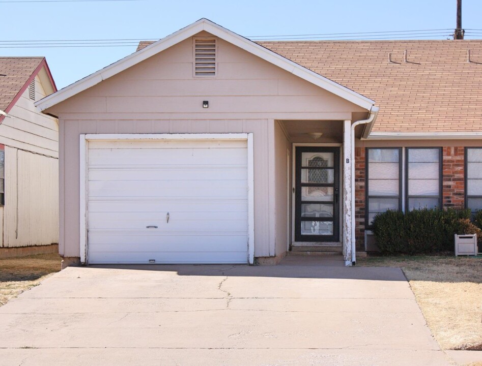 9406 Elgin Ave in Lubbock, TX - Building Photo