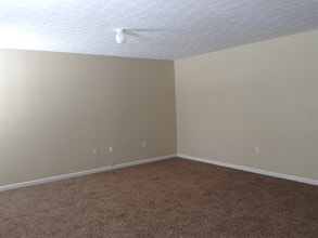 928 Delhi Dr in Trenton, OH - Foto de edificio - Building Photo