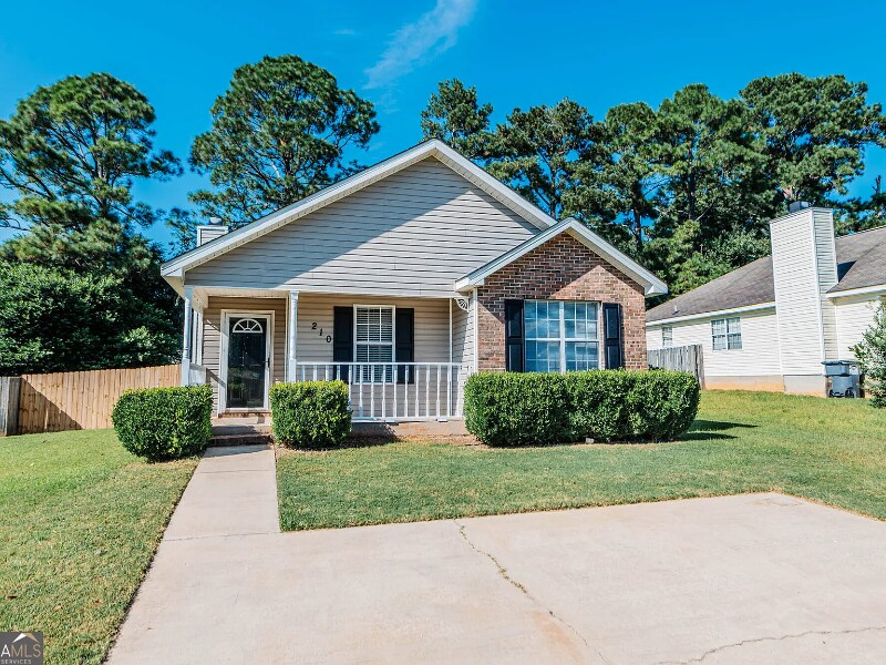 210 Chadwyck Cir in Bonaire, GA - Building Photo