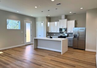 8107 Esther Acres Ln in Houston, TX - Foto de edificio - Building Photo
